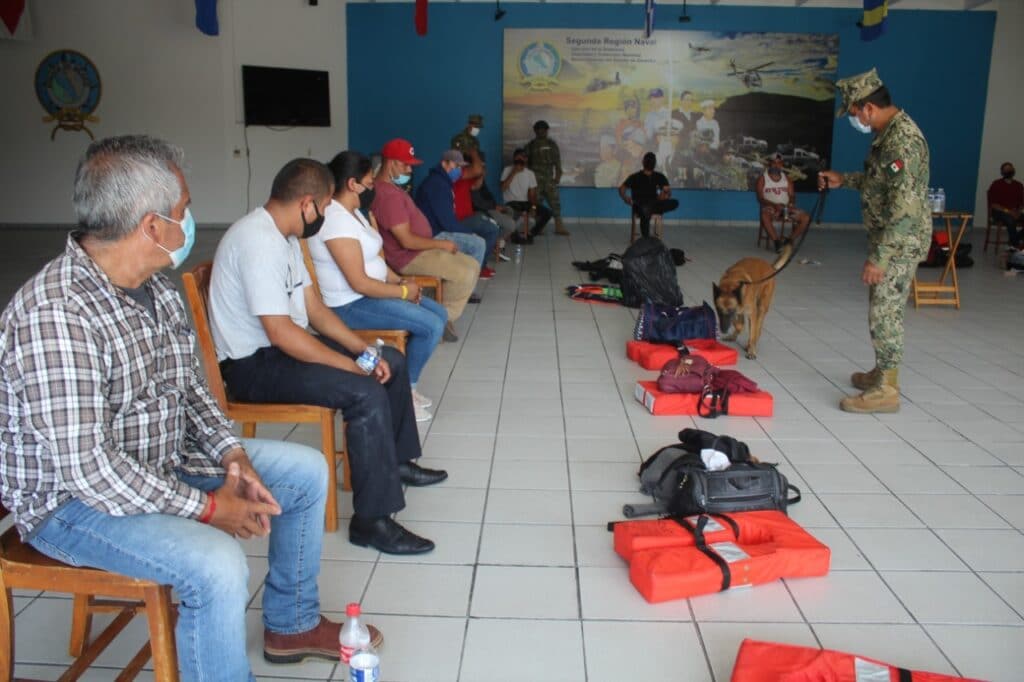 RESCATAN A 19 NáUFRAGOS EN EMBARCACIóN CON REPORTE DE ROBO