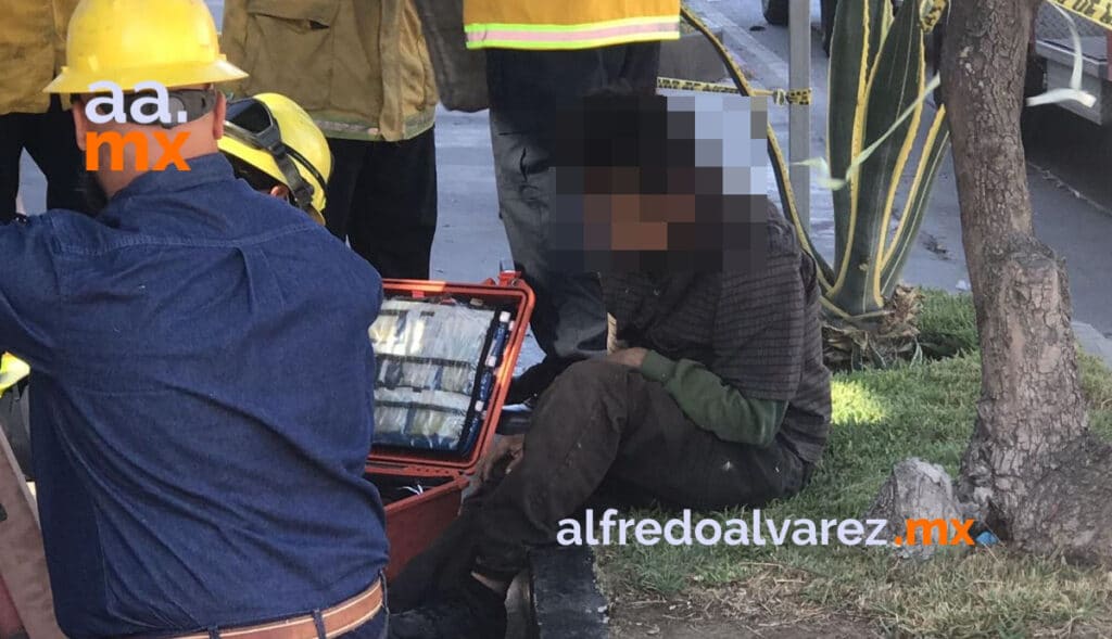 HOMBRE EN SITUACIóN DE CALLE CAE A ALCANTARILLA