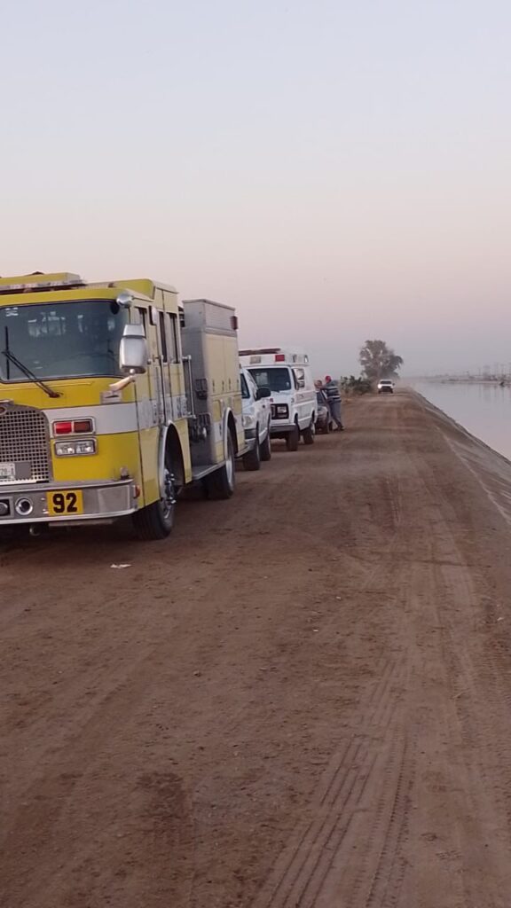 AUTOMOVILISTAS CAEN A UN CANAL; UNO MUERE