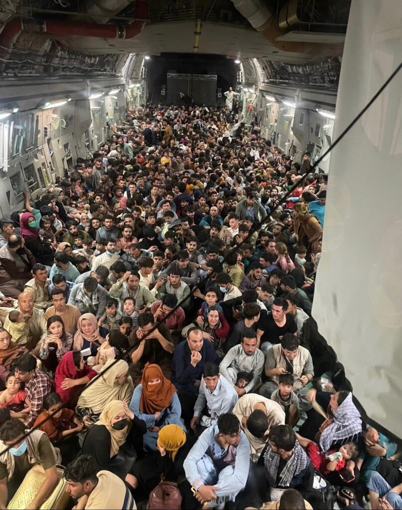 ASí LUCE UN AVIóN CON MáS DE 600 AFGANOS QUE SE AFERRARON A HUIR