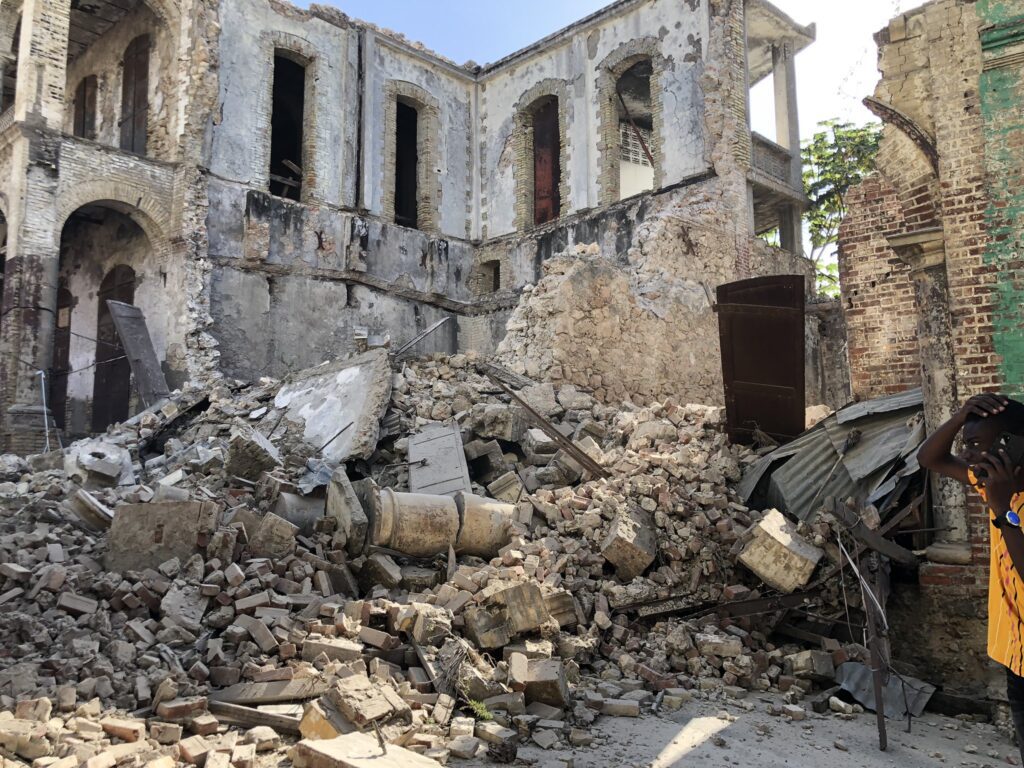 VIDEO: TERREMOTO EN HAITí DEJA MUERTOS Y DERRUMBES