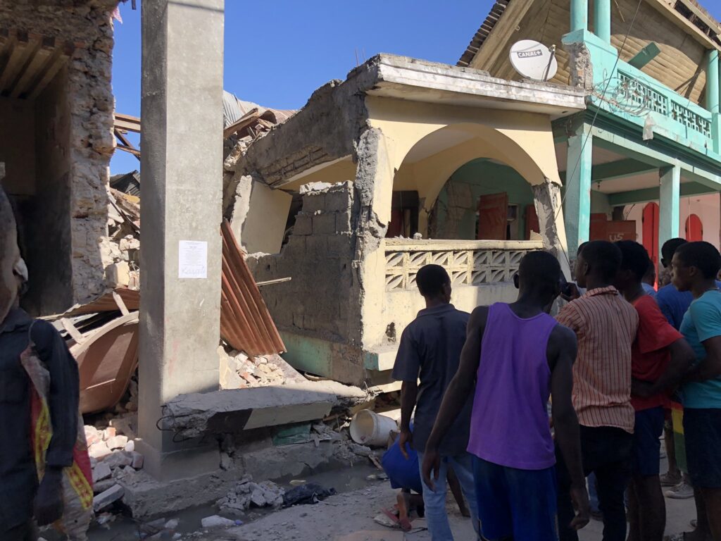 VIDEO: TERREMOTO EN HAITí DEJA MUERTOS Y DERRUMBES