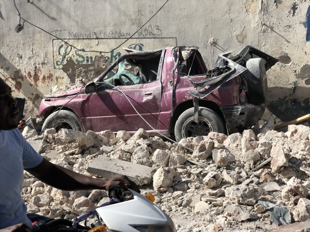 VIDEO: TERREMOTO EN HAITí DEJA MUERTOS Y DERRUMBES