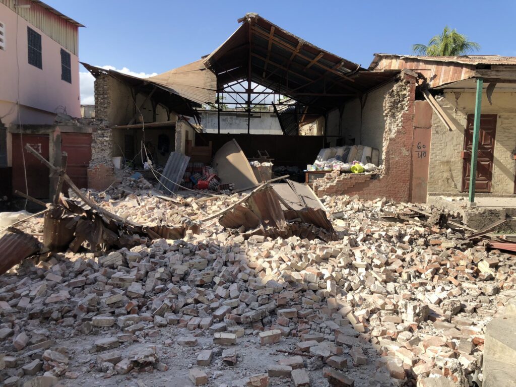 VIDEO: TERREMOTO EN HAITí DEJA MUERTOS Y DERRUMBES