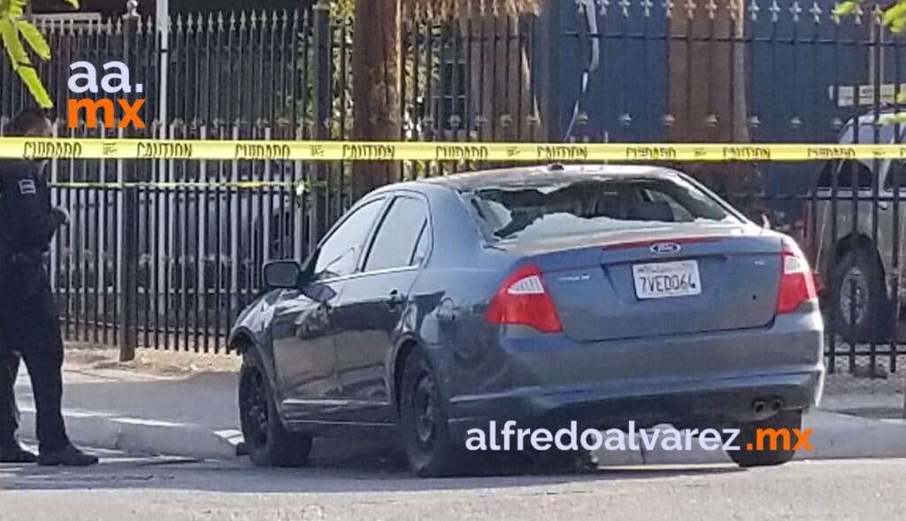 ROBAN AUTO A PUNTA DE PISTOLA; SE DESATA PERSECUCIóN