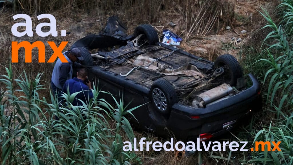 VOLCADURA CARRETERA TIJUANA-ENSENADA; MUJER LESIONADA