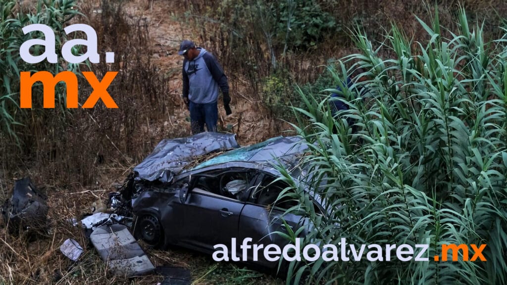 VOLCADURA CARRETERA TIJUANA-ENSENADA; MUJER LESIONADA