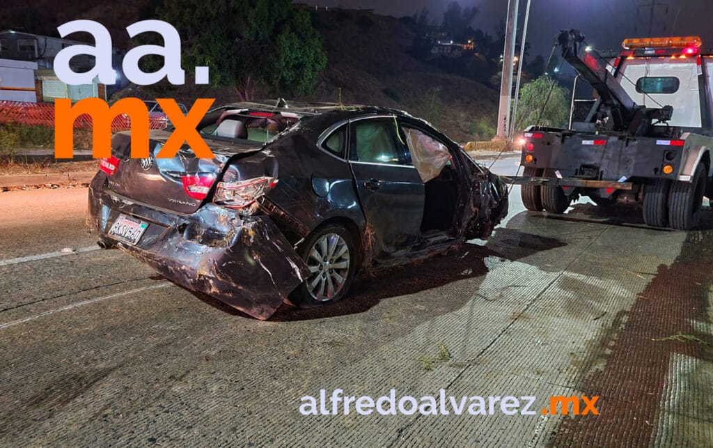 VOLCADURA DEJA 'ACHATADO' VEHíCULO; CONDUCTOR LESIONADO