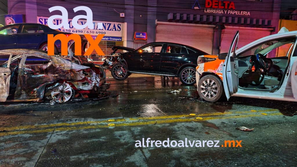 'MEGACARAMBOLA' PROVOCA INCENDIO DE VEHíCULO