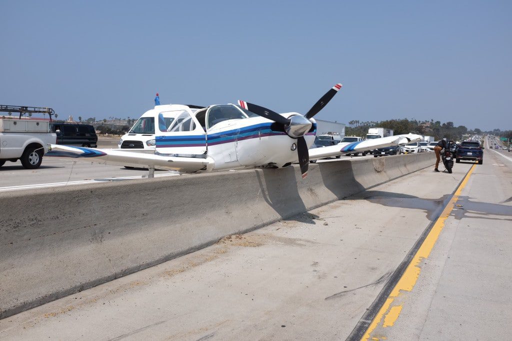 AVIONETA ATERRIZA EN AUTOPISTA DE SD