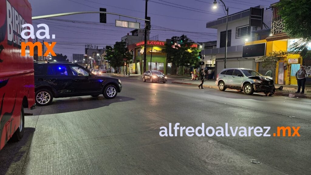 JOVEN EBRIO SE PASA ALTO Y PROVOCA ACCIDENTE