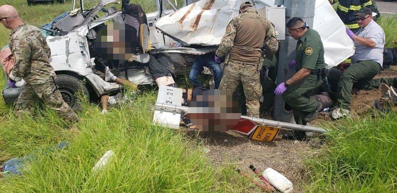 VUELCA CAMIONETA CON MIGRANTES; HAY MUERTOS Y HERIDOS