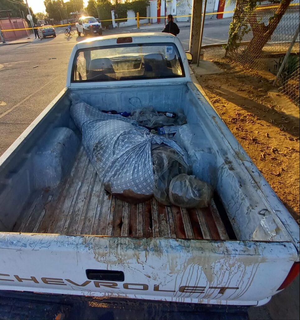 DEJAN CADáVER PUTREFACTO EN LA CAJA DE UN PICK UP