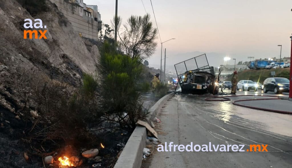 SE INCENDIA TRACTOCAMIóN Y FUEGO ALCANZA LA MALEZA
