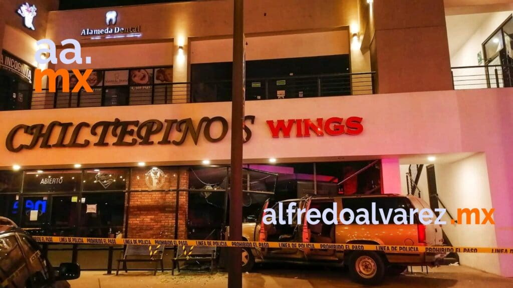 ATACAN A TRES EN CERVECERíA Y AUTO SE ESTAMPA EN RESTAURANTE