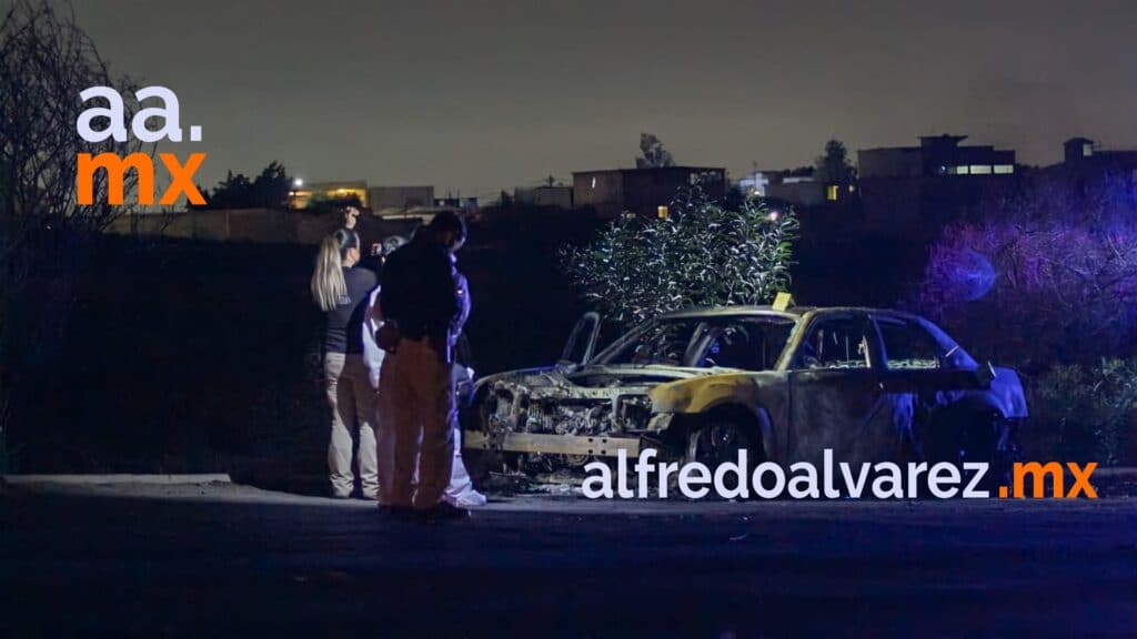 ACUDEN POR INCENDIO Y HALLAN AUTO CON CADáVERES CARBONIZADOS