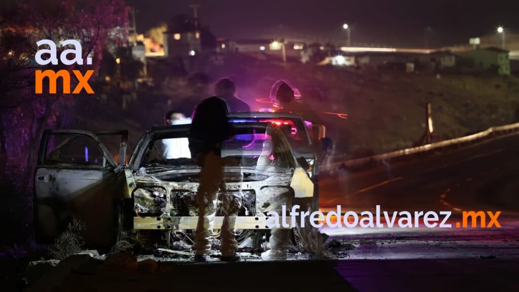 ACUDEN POR INCENDIO Y HALLAN AUTO CON CADáVERES CARBONIZADOS