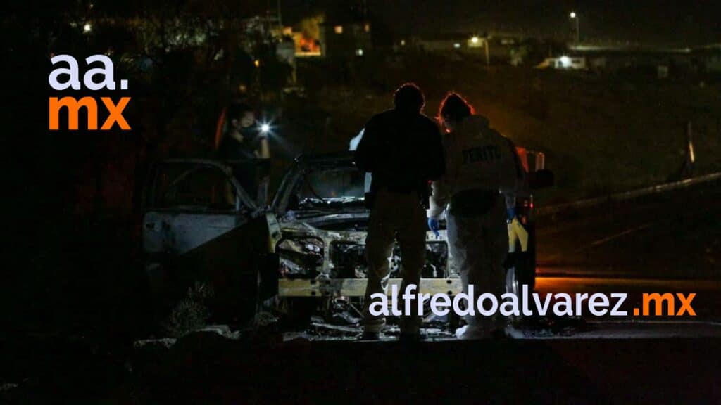 ACUDEN POR INCENDIO Y HALLAN AUTO CON CADáVERES CARBONIZADOS