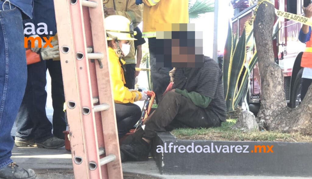 HOMBRE EN SITUACIóN DE CALLE CAE A ALCANTARILLA