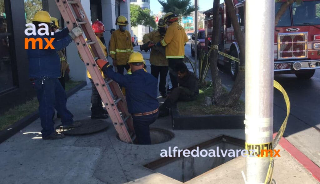 HOMBRE EN SITUACIóN DE CALLE CAE A ALCANTARILLA