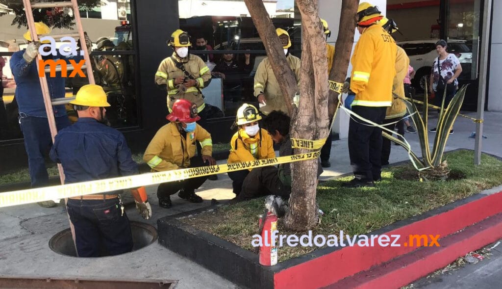 HOMBRE EN SITUACIóN DE CALLE CAE A ALCANTARILLA