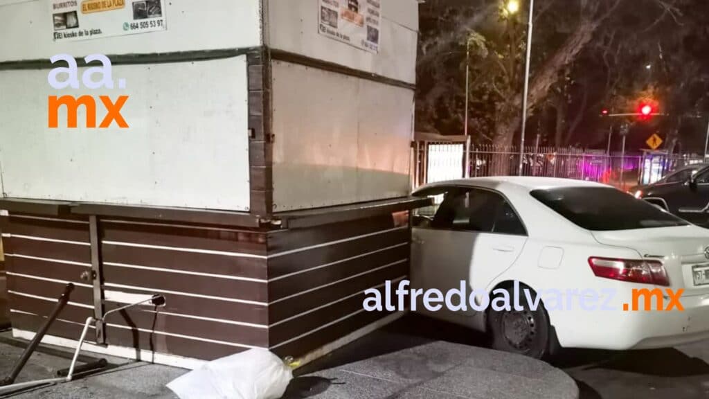 SUJETO EBRIO CHOCA CON PUESTO AMBULANTE Y DAñA OTRO AUTO
