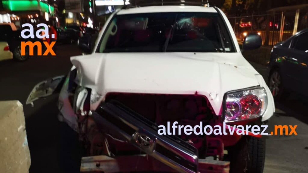 SUJETO EBRIO CHOCA CON PUESTO AMBULANTE Y DAñA OTRO AUTO