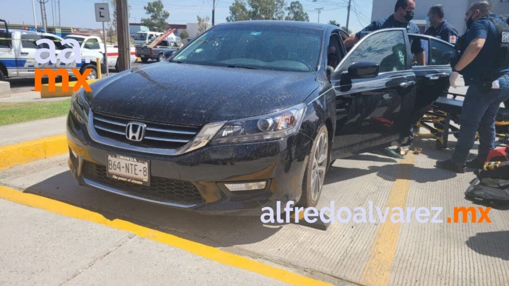 SUJETOS QUE PERPETRARON ATAQUE AFUERA DE GIMNASIO QUEMAN AUTO
