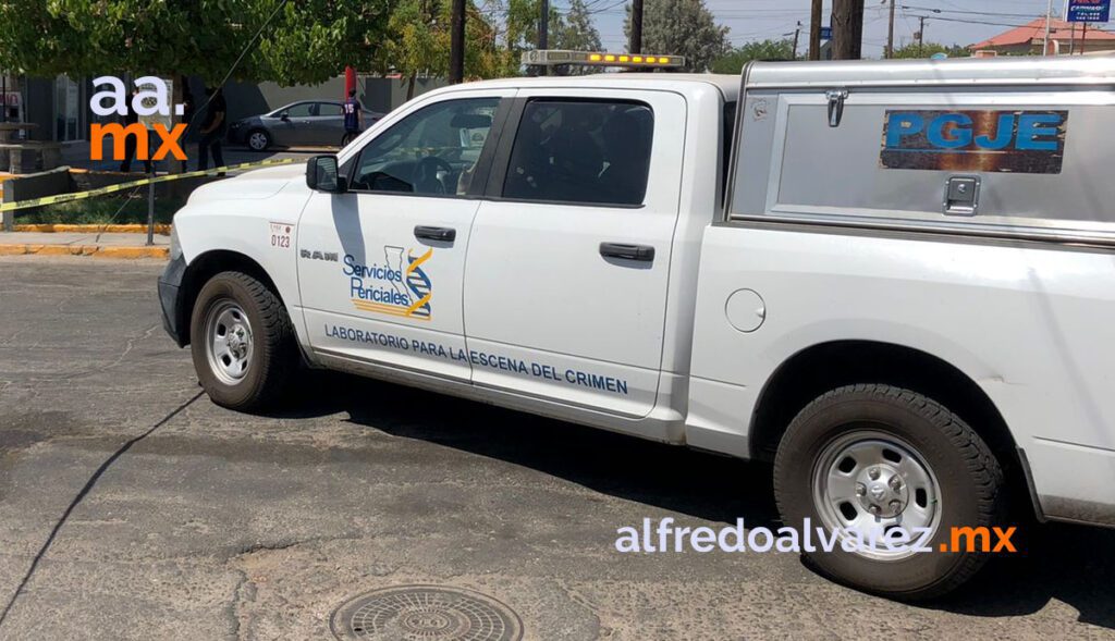 BALEAN A ABOGADO FRENTE A SU DESPACHO