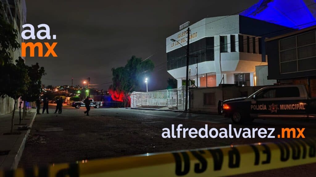 DEJAN HIELERA CON RESTOS Y MENSAJE AFUERA DE UNA IGLESIA