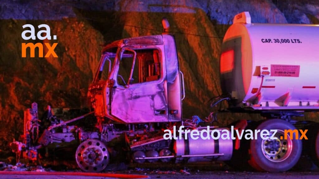PIPA DE PEMEX SE INCENDIA EN EL LIBRAMIENTO
