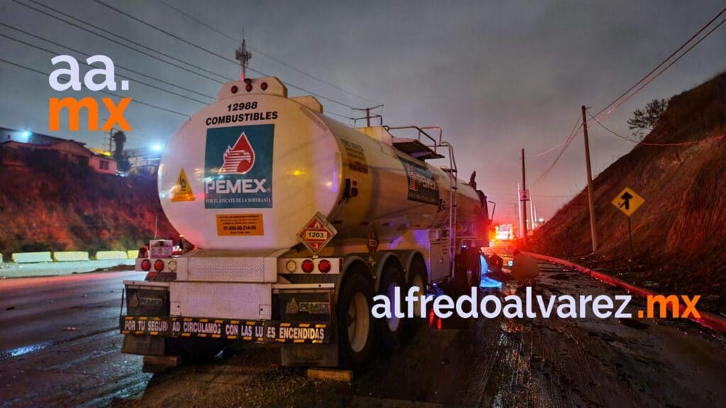 PIPA DE PEMEX SE INCENDIA EN EL LIBRAMIENTO