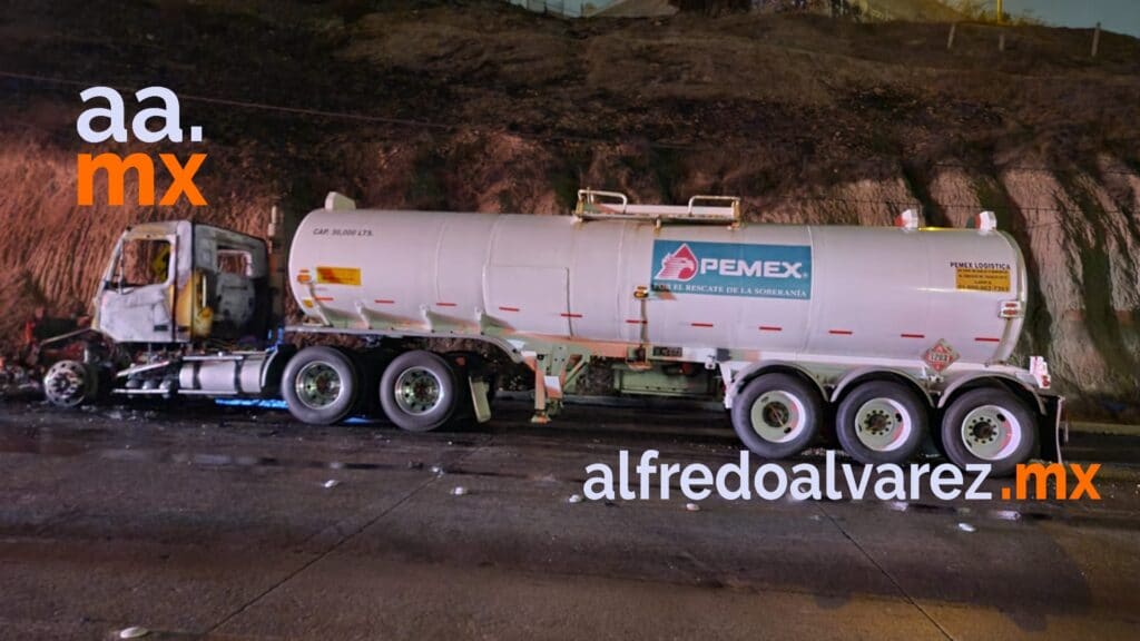 PIPA DE PEMEX SE INCENDIA EN EL LIBRAMIENTO