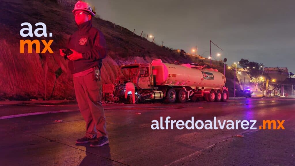 PIPA DE PEMEX SE INCENDIA EN EL LIBRAMIENTO