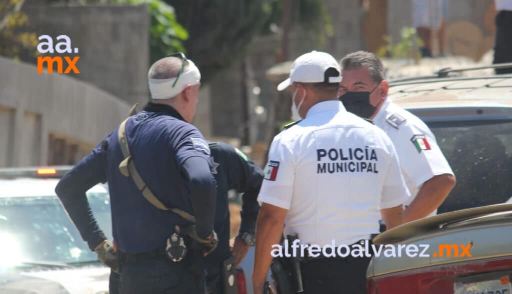VUELCA PATRULLA MUNICIPAL; OFICIALES RESULTAN HERIDOS