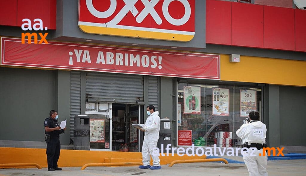 SUJETOS ARMADOS ASALTAN OXXO; GOLPEAN A CLIENTES