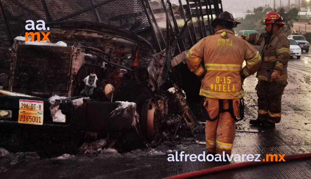 SE INCENDIA TRACTOCAMIóN Y FUEGO ALCANZA LA MALEZA SE INCENDIA TRACTOCAMIóN Y FUEGO ALCANZA LA MALEZA