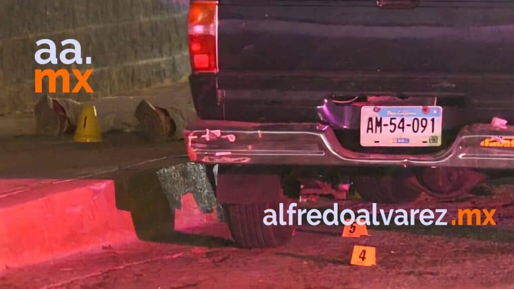 SUJETOS EN TAXI BALEAN A TRES PERSONAS; DOS MUEREN