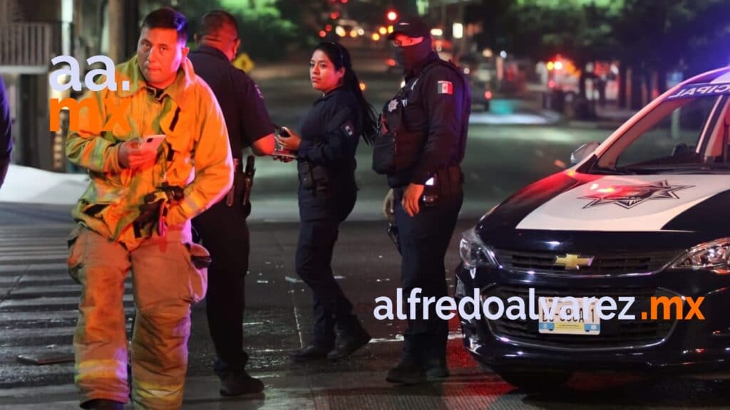 VENDEDOR DE HOTDOGS ATROPELLADO POR AUTO QUE SE PASA SEMáFORO
