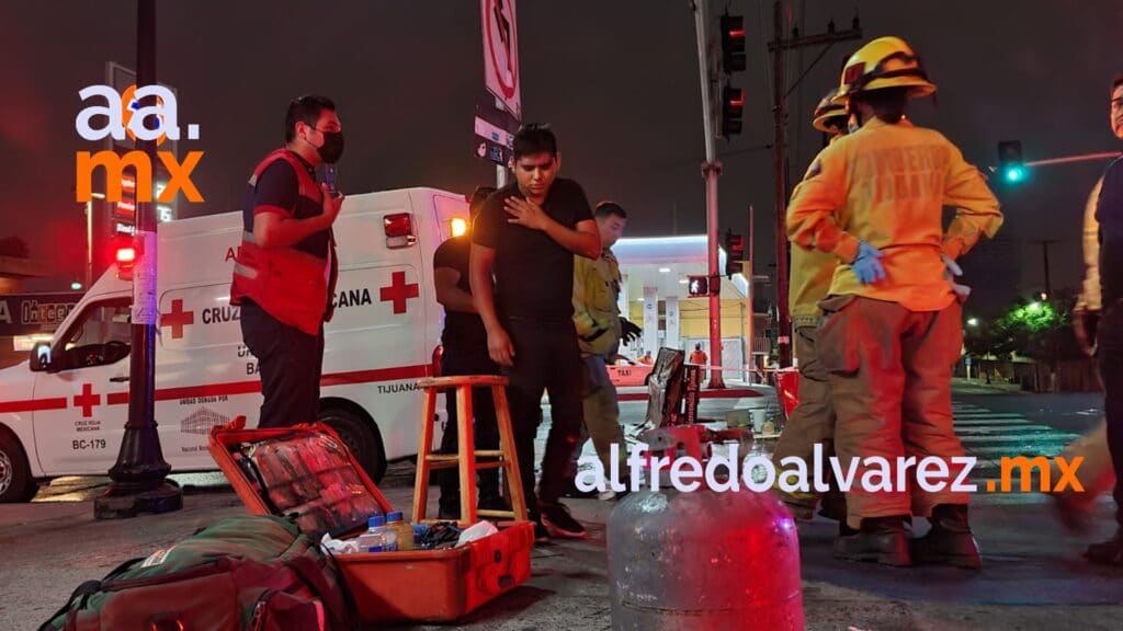 VENDEDOR DE HOTDOGS ATROPELLADO POR AUTO QUE SE PASA SEMáFORO