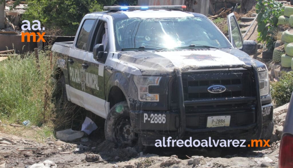 VUELCA PATRULLA MUNICIPAL; OFICIALES RESULTAN HERIDOS