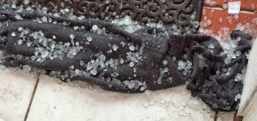FUERTE LLUVIA CON GRANIZO 'LE CAE' A CAJEME