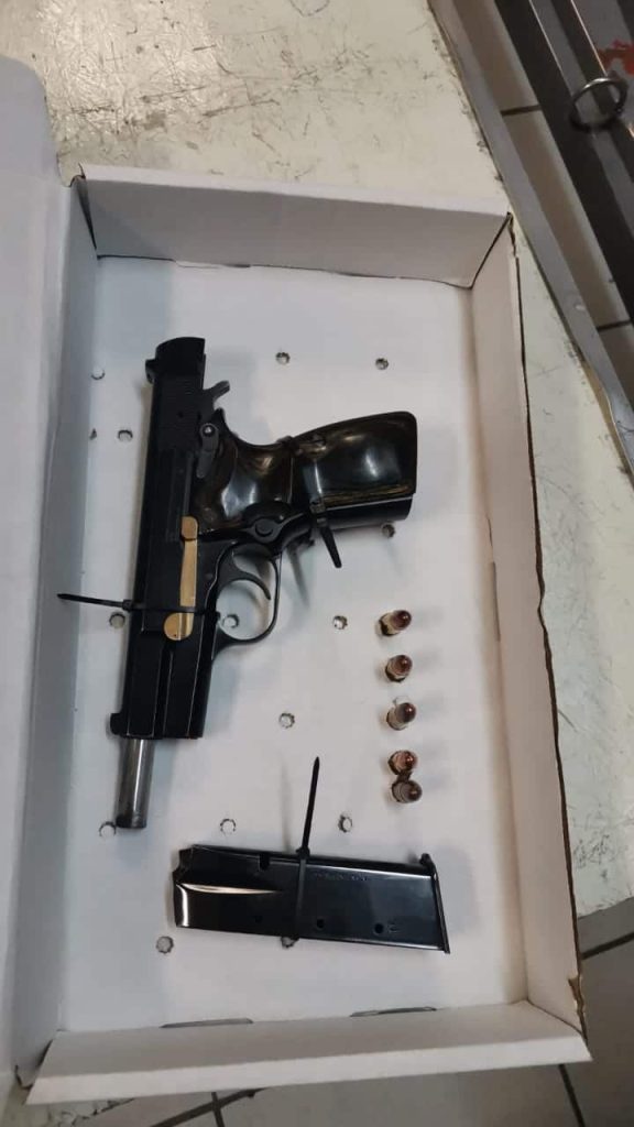 DETIENEN A TRES HOMBRES ARMADOS