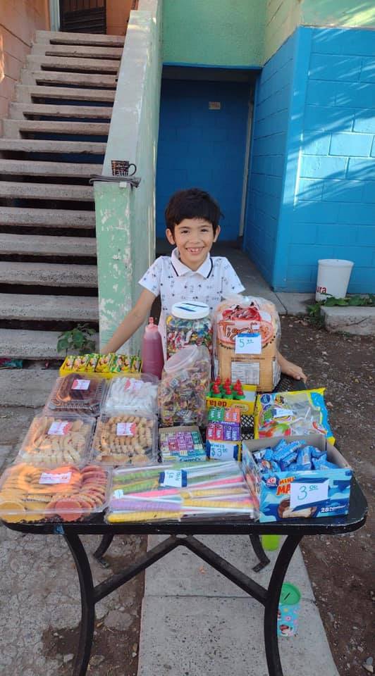 ÁNGEL ANTONIO VENDE DULCES PARA PAGAR SUS úTILES ESCOLARES