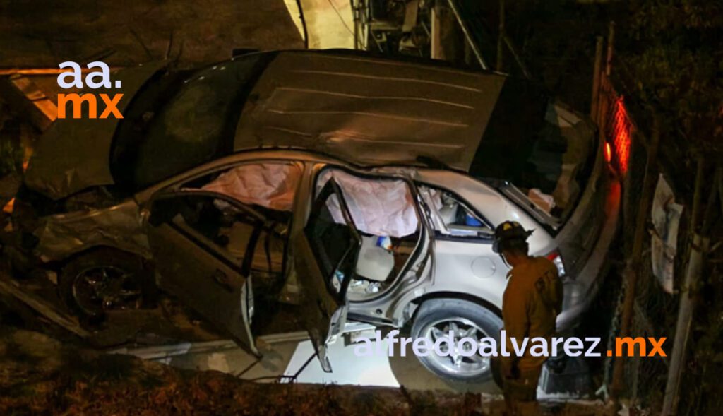 AUTO SALE DISPARADO Y CAE SOBRE UNA VIVIENDA