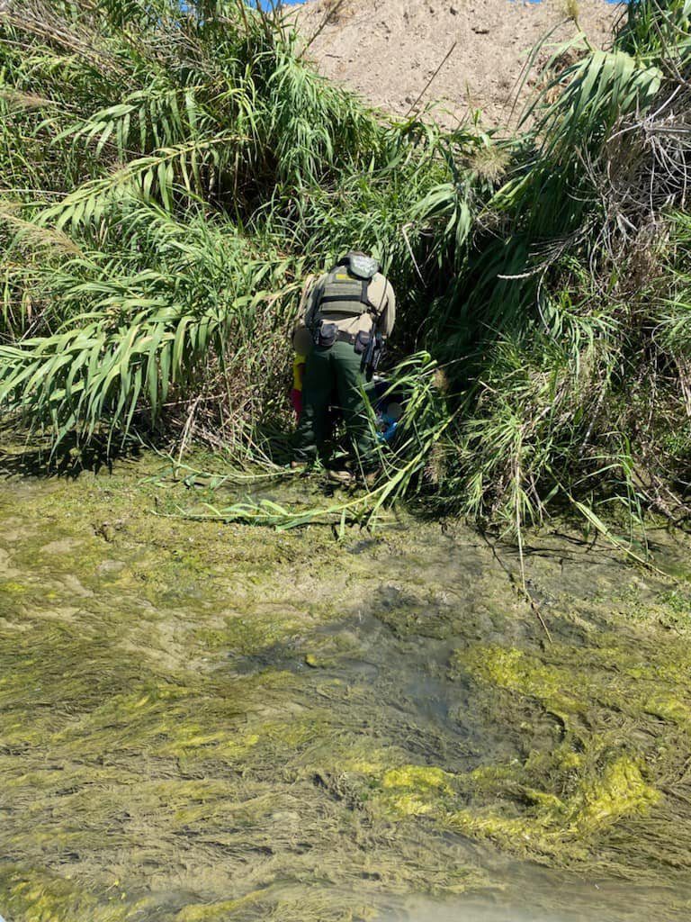 BEBITO Y SU HERMANITA FUERON ABANDONADOS EN EL RíO BRAVO