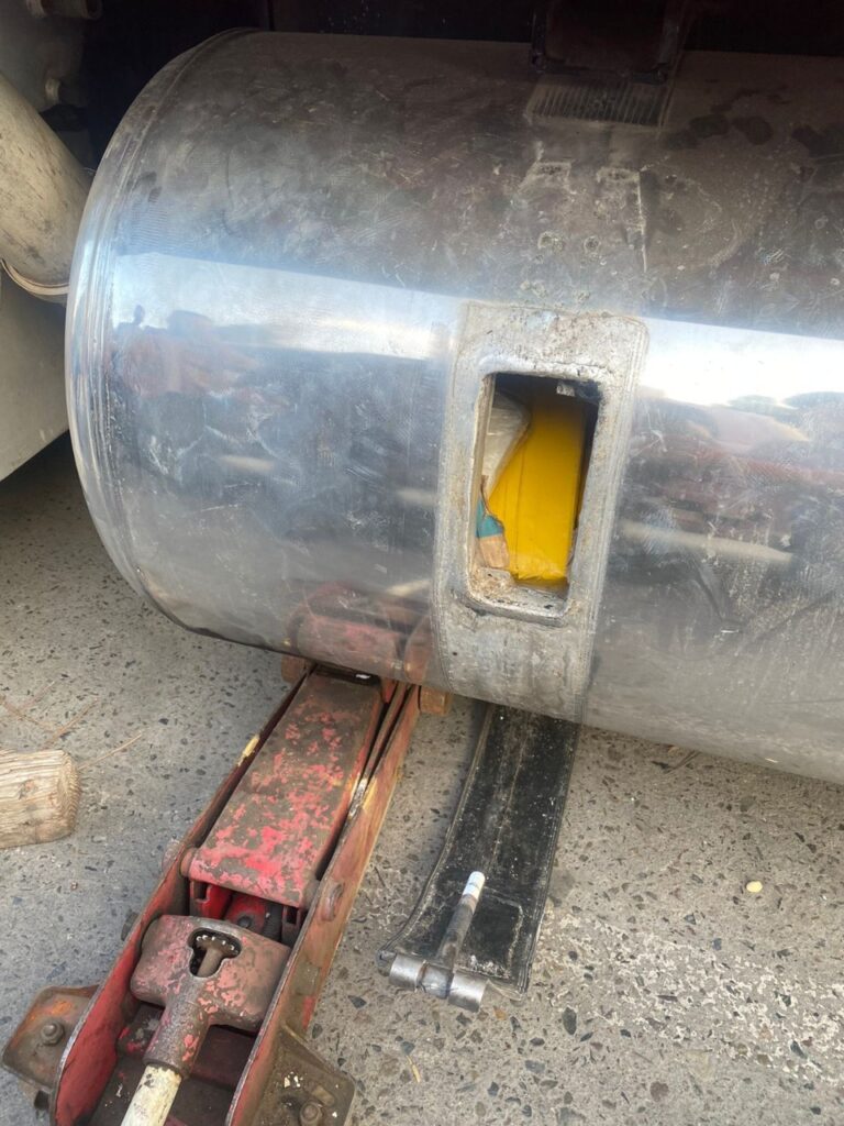 LOCALIZAN 127 KG DE METANFETAMINA EN TANQUE DE TRACTOCAMIóN
