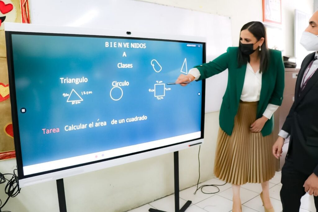 RUIZ EQUIPA CON PIZARRONES INTELIGENTES A ESCUELAS MUNICIPALES