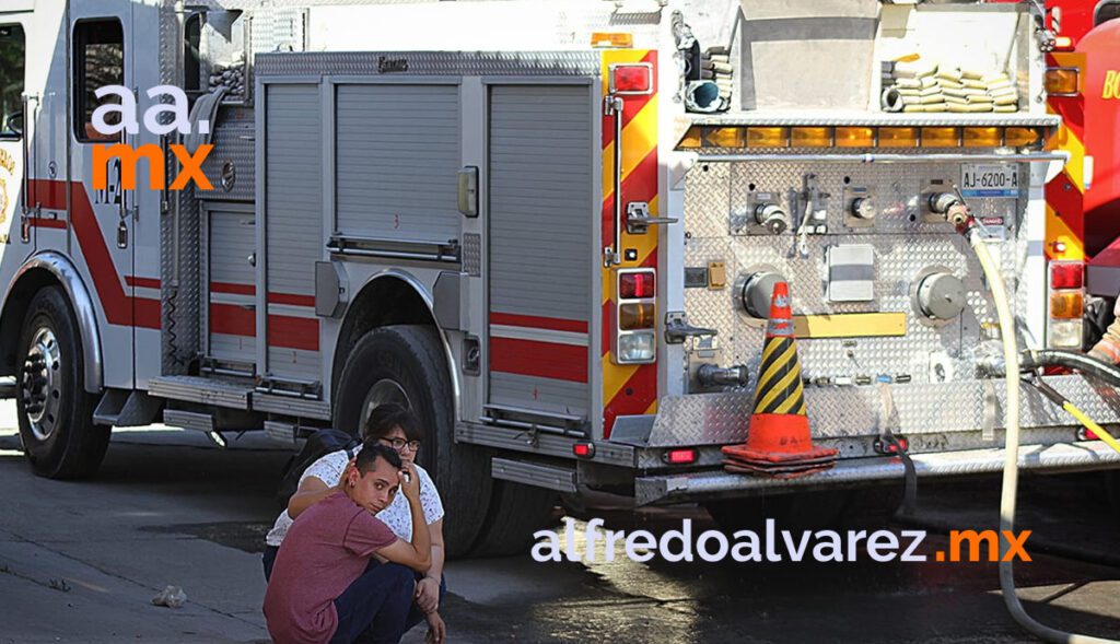 FUEGO CONSUME DOMICILIO; NO HAY HERIDOS