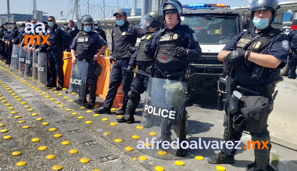 VIDEO: CIERRAN GARITA DE SY ANTE ARRIBO DE MIGRANTES PARA CRUCE